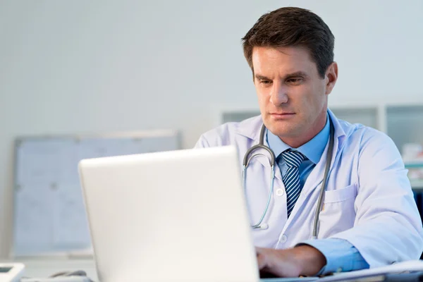 Dottore che lavora su laptop — Foto Stock