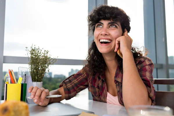 Mujer riendo cuando habla — Foto de Stock