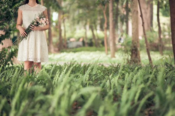 Mujer con ramo de flores — Foto de Stock