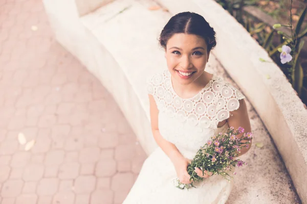 Femme avec bouquet de fleurs — Photo