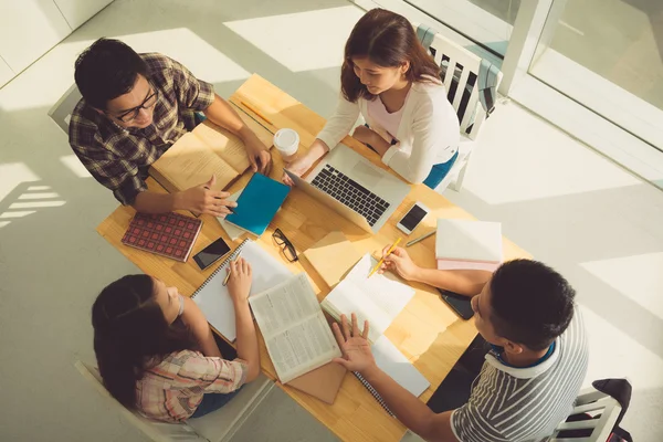 Estudantes discutindo trabalhos de casa — Fotografia de Stock