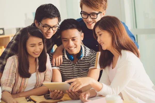 Studenten versammelten sich, um sich Video anzusehen — Stockfoto