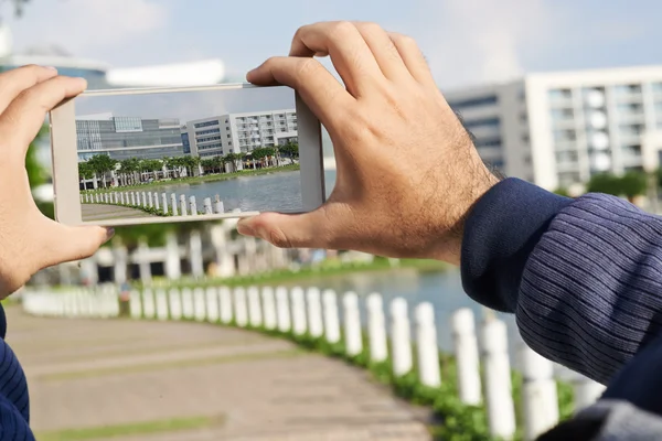 Manos de turista tomando fotos — Foto de Stock