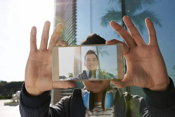 Hombre tomando selfie con smartphone — Foto de Stock