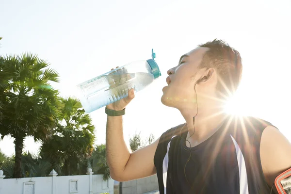 Sportman een slokje water nemen — Stockfoto