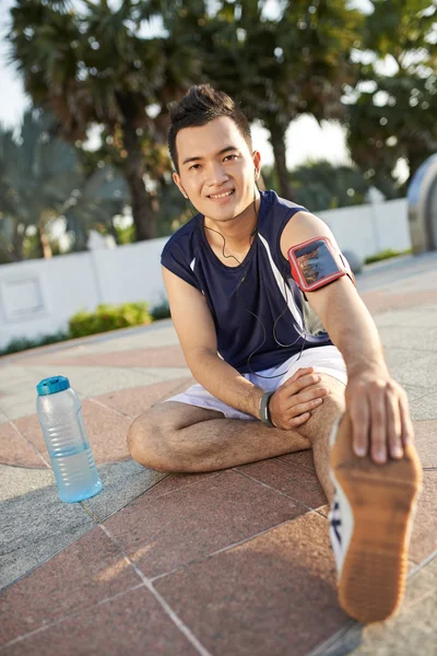 Runner stretching gambe — Foto Stock