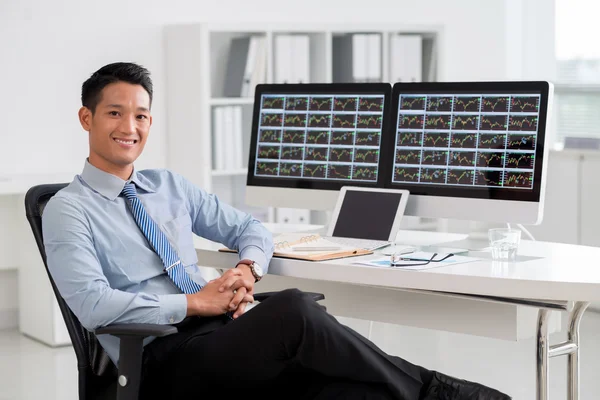 Analyst sitting at his workplace — Stock Photo, Image