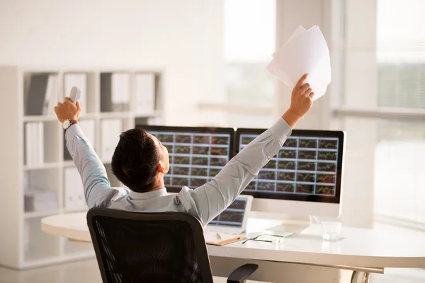 Finanzanalyst hebt die Hände — Stockfoto