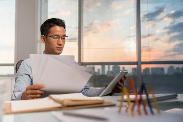 Empresario trabajando en tableta — Foto de Stock