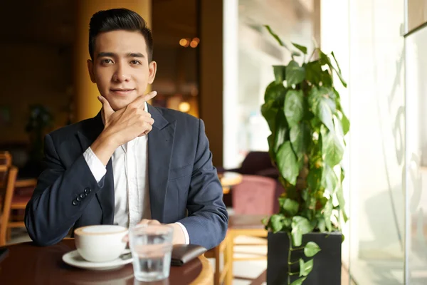 Hombre de negocios guapo en el restaurante —  Fotos de Stock