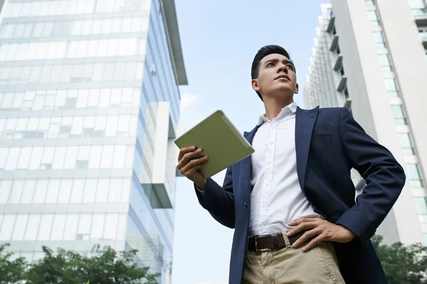 Empresario con tableta digital — Foto de Stock