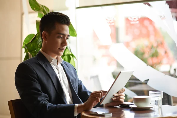 Företagsledare använder digital tablet — Stockfoto