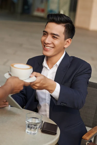 Muž přijímající šálek kávy — Stock fotografie