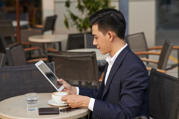 Mann liest etwas auf Tablet — Stockfoto