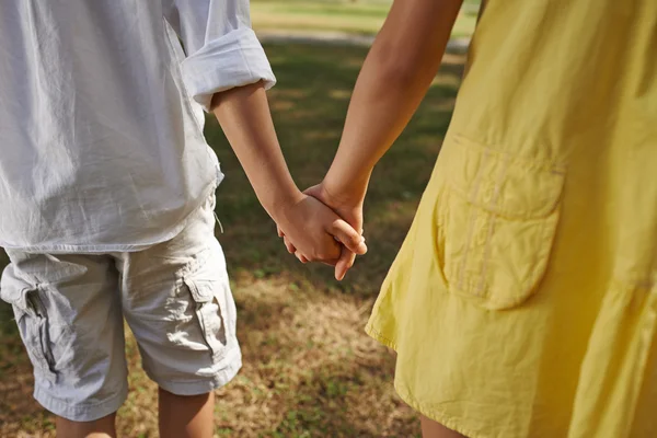 Junge und Mädchen halten Händchen — Stockfoto