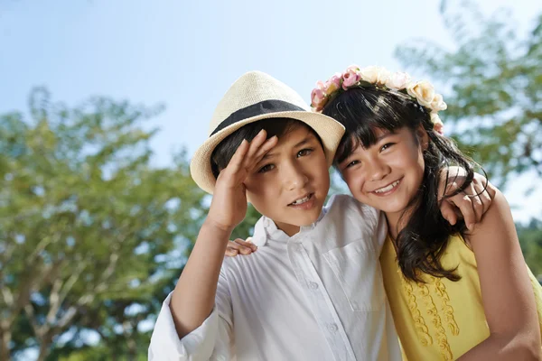 Porträt eines Jungen, der seine Schwester umarmt — Stockfoto