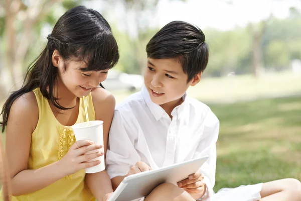 Muchacho mostrando aplicación a su hermana — Foto de Stock