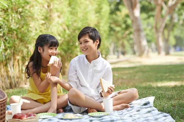 Children eating sandwiches — Stock Photo, Image