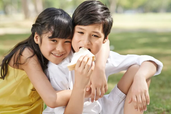 Meisje haar broer knuffelen — Stockfoto