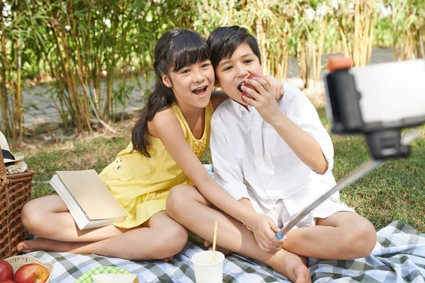 Fratello e sorella prendendo selfie — Foto Stock