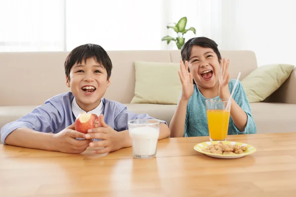 Kinderen tv kijken tijdens het eten — Stockfoto