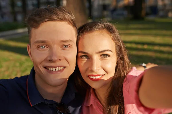 Couple posant pour selfie — Photo