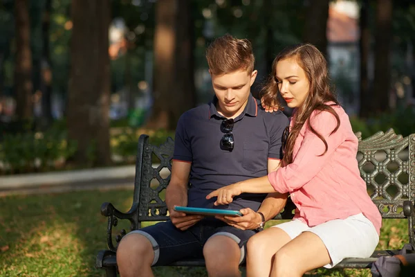 Couple sitting on the bench — Stock Photo, Image