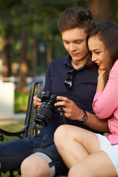 Fotoğrafları izlerken Çift — Stok fotoğraf