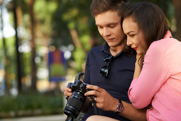 Uomo che mostra le foto — Foto Stock