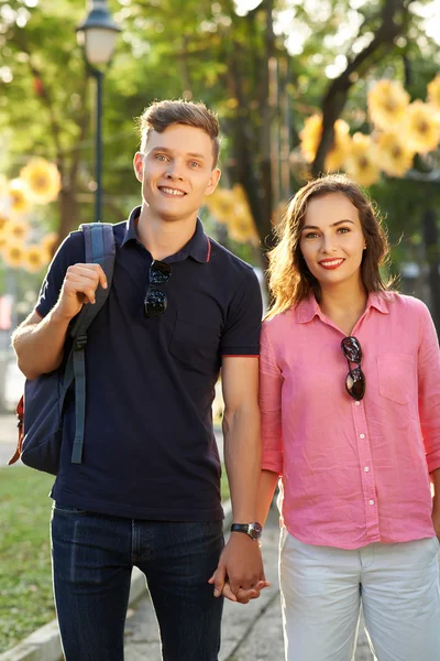 Heureux jeune couple — Photo