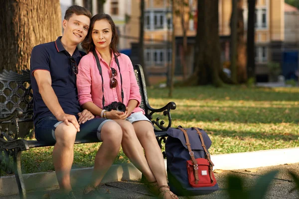 Toeristen die rust op de Bank — Stockfoto