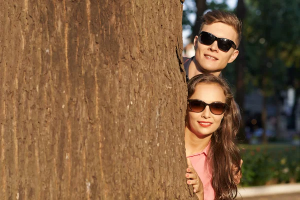 Casal escolhendo fora da árvore — Fotografia de Stock