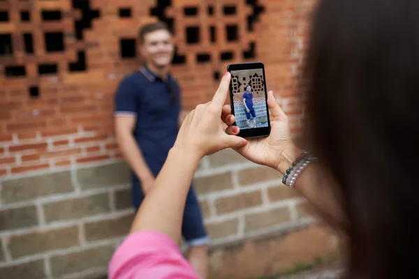 Mujer tomar una foto de su novio —  Fotos de Stock