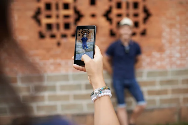 Mujer tomando fotos de novio — Foto de Stock