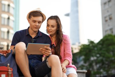 Turistler dijital tablet ile