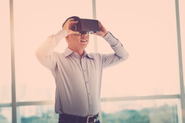 Sanal gerçeklik bardaklarda işadamı