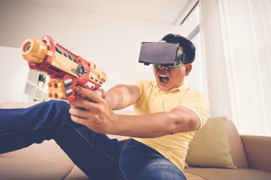 Sanal gerçeklik kulaklık erkekte