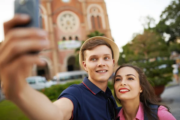 Un par de turistas tomando selfie —  Fotos de Stock
