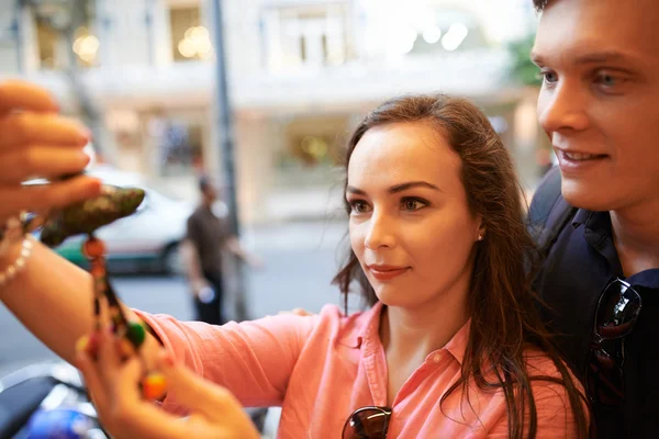 Pareja eligiendo recuerdos —  Fotos de Stock