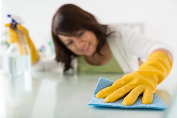 Haushälterin putzt Oberfläche — Stockfoto