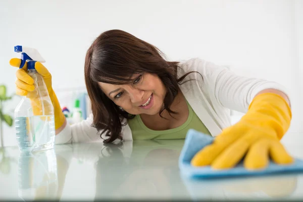 Mulher desfrutando de tarefas domésticas — Fotografia de Stock