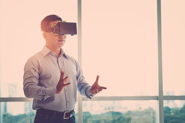 Empresario con gafas de realidad virtual —  Fotos de Stock