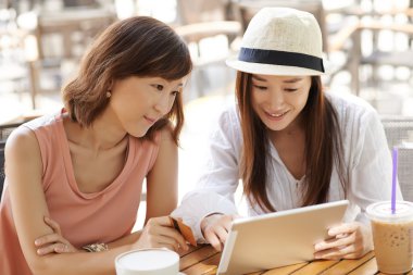 nők segítségével digitális tabletta