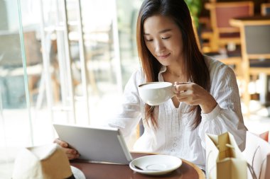 Kadın zevk cappuccino ve okuma