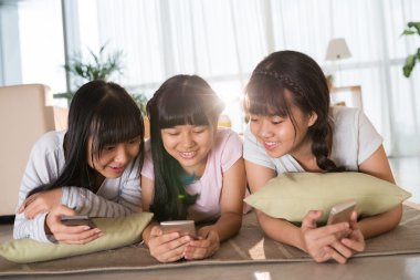 Kız yerde yatıyor.