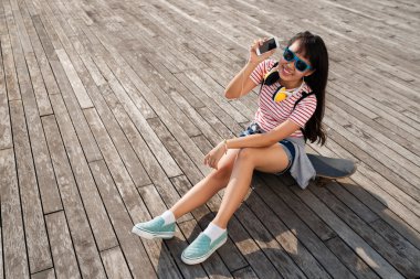 Kaykay üzerinde oturan kız