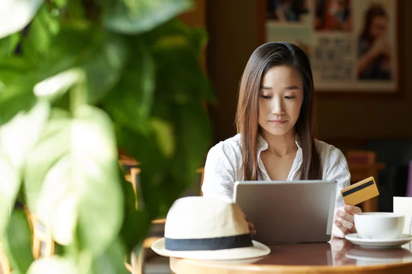 Menina compras online — Fotografia de Stock