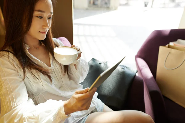 Vrouw genieten van kopje cappuccino — Stockfoto