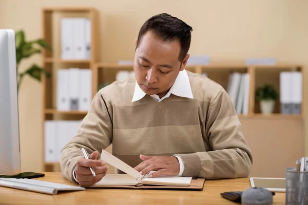 Affärsman kontrollera hans dagliga planner — Stockfoto