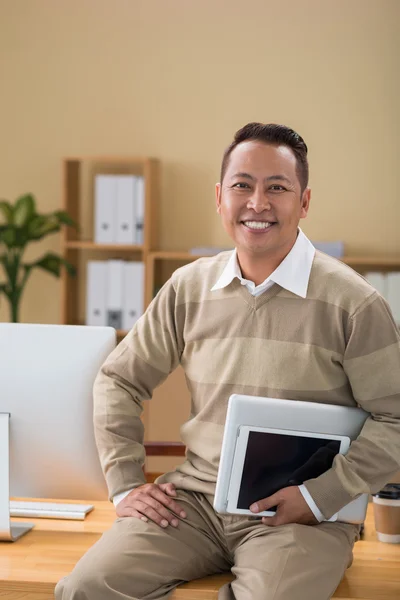 Бизнесмен с ноутбуком и цифровым планшетом — стоковое фото